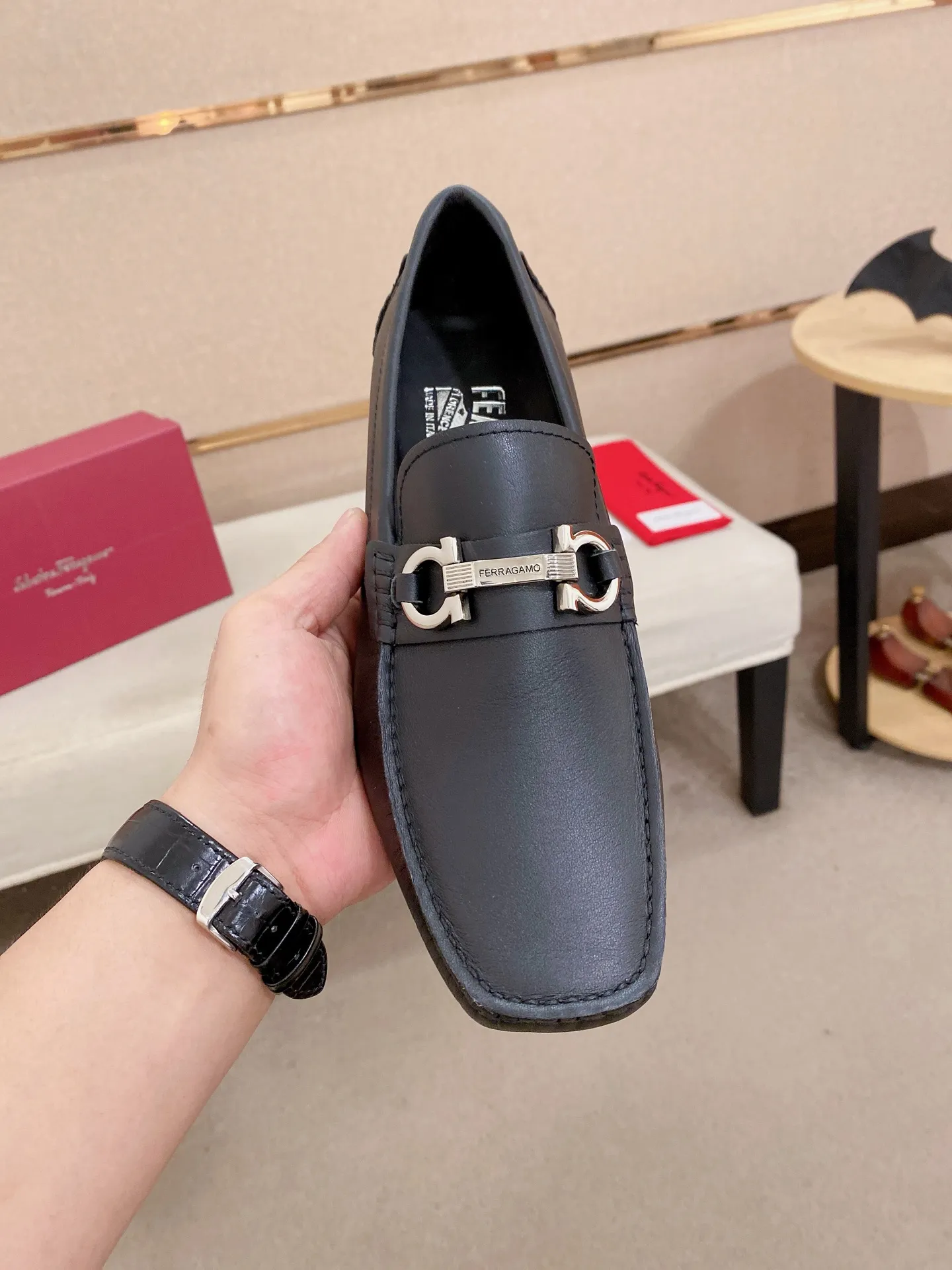 Men's shoes💰: 540💰High-end quality! Ferragamo🆕🆕Exclusive hot-selling products in stock🔥🔥New products on the shelves, high-quality Ferragamo men's pea shoes, high-end casual driving shoes, with complete packaging! 💪 💪 Material: imported first-layer pebbled cowhide 🐂 + imported high-quality water-dyed cowhide lining + wear-resistant outsole 👍🏻👍🏻 Features: high-end and comfortable, purely handmade 🚀 🚀 Create the perfect shoe that suits you best 🔥 🔥 Size: (38-44) 45 standard size can be customized!